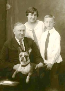 Ю.А. Коробьин со своими детьми. 1928 г.