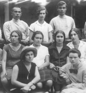 На Статистич. курсах. 1929. Ел. Таненберг (верхн. ряд), Таня Коробьина (2й ряд посредине)