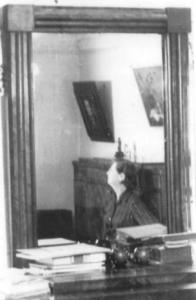 1975. Ел. Дм. Отражение в .зеркале