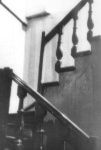 Лестница в мансарду, где с 1920 г. Леночка с тетей после "уплотнения". Фото 1974. Н.М. 