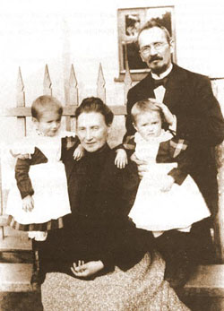 В.В. Розанов с женой и детьми.1900-е
