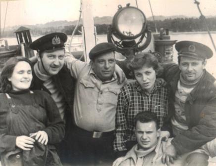 1963. На катере в порту Батуми. Ю.Г. Пономарев, студенты и команда.