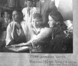  Марина Раскова в шк. № 197. Слева - К.Е. Мезько и пионервожатая. 1939