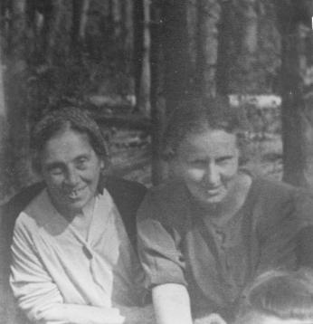 Кс.Е. Мезько и Т.А. Розанова в Тимирязевском парке. Фото 1946