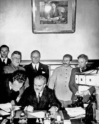 23 авг.1939. Кремль. В.М. Молотов подписывает Договор о ненападении с Германией