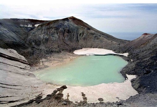 Озеро в кратере вулкана Эбеко