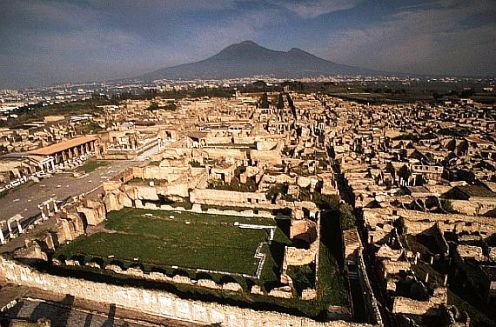 Раскопанный город Помпей. Вдали Везувий
