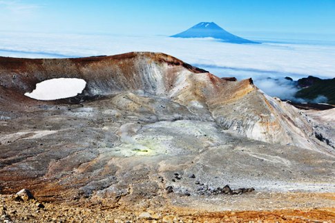 Южный кратер Эбеко. Виден вулк. Алаид (о. Атласова)