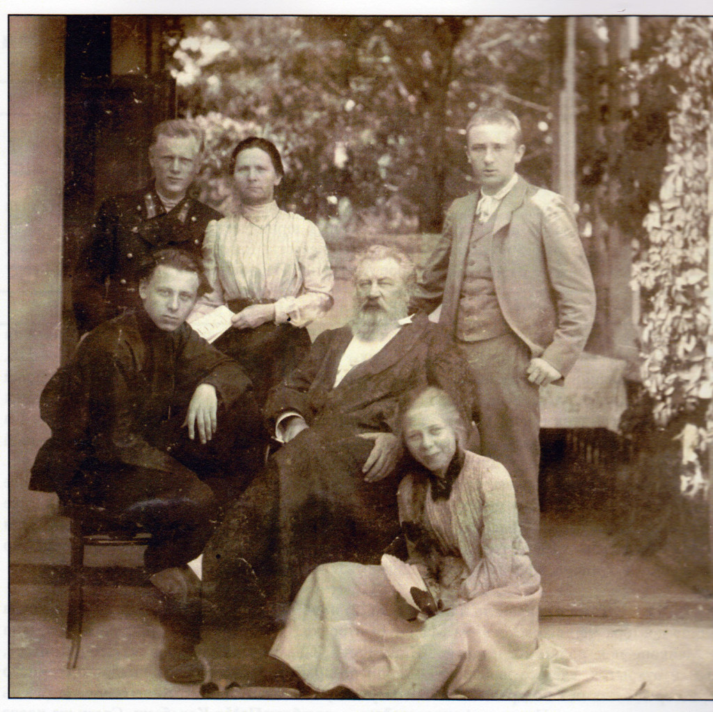 Семья-Коробьиных. Таганрог. Братья - студенты. Фото 1904. 