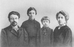 Семья писателя Е.Л. Шварца. Отец - врач и ссыльный в Майкопе. 1906