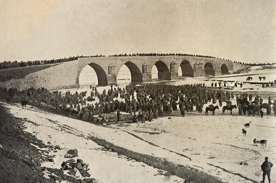 Русские части у Кеприкейского моста. 