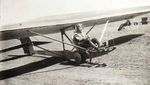 Летчик Мачавариани на аэроплане без кабины. 1916