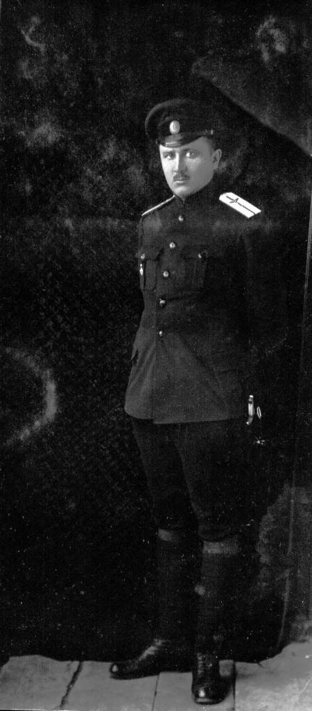 Прапорщик Ю.А. Коробьин в кителе с саблей. Авг.1916