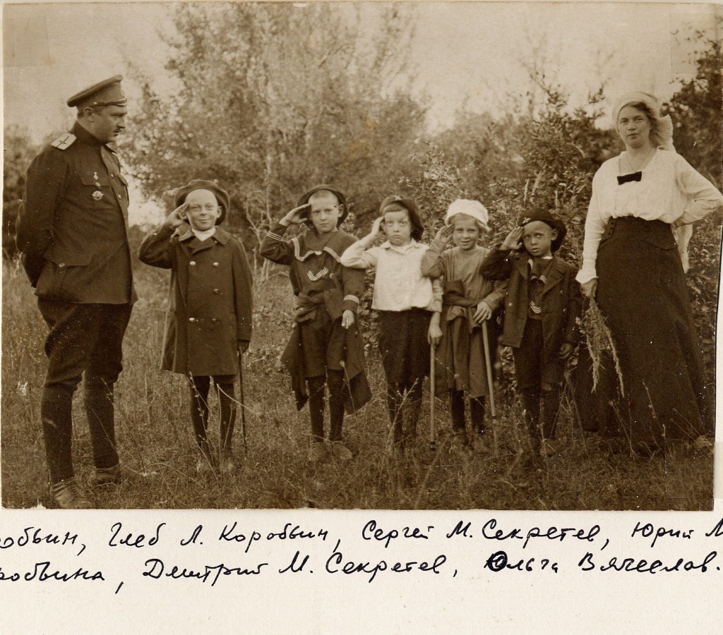 Юрий с племянниками и второй женой О.В. Товара-Шапошниковой. Майкоп.1916