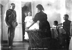 Ю.А. Коробьин в солдатской форме. Подпись "Не ждали. Фото 1910. 